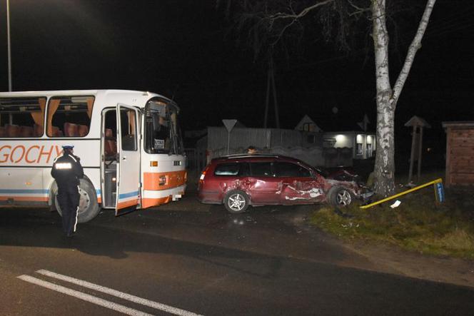 Wypadek autobusu z osobówką na Pomorzu. Samochód roztrzaskał się na drzewie