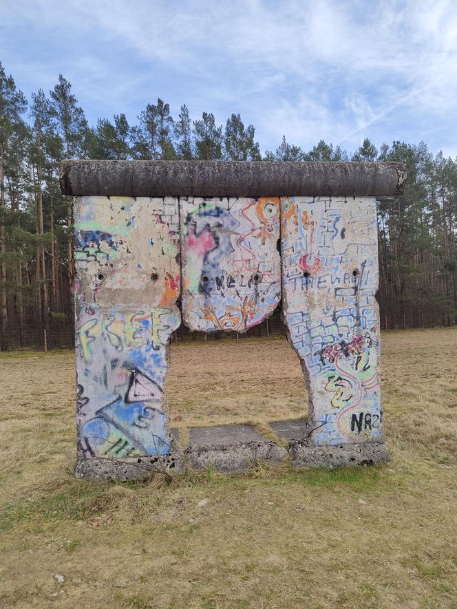 Największa kolekcja muru berlińskiego jest pod Wrocławiem. Na polu ustawiono kilkadziesiąt żelbetowych płyt z NRD
