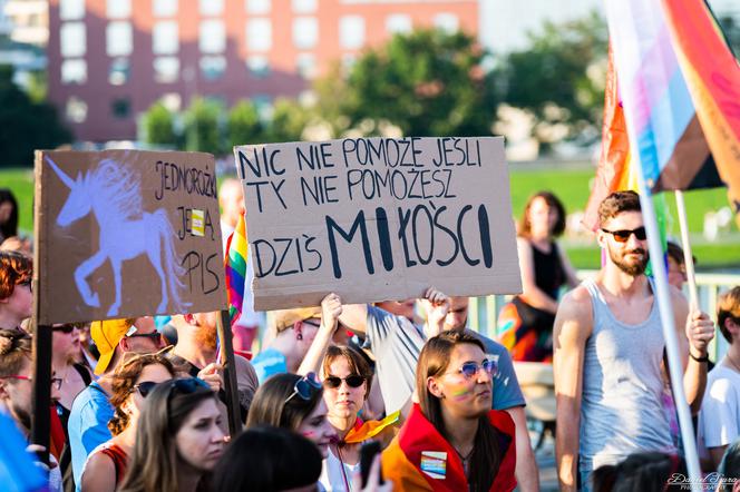 Marsz Równości w Krakowie - tłumy na wydarzeniu pod hasłem "Zaczerpnąć tchu".