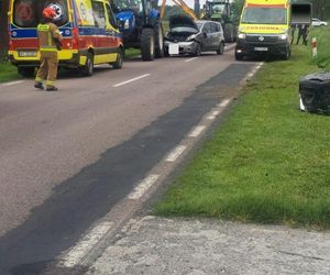 W wyniku wypadku droga wojewódzka nr 698 została całkowicie zablokowana. Policjanci kierują na objazdy