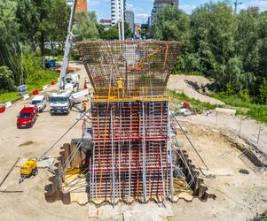 Warszawa: trwa budowa mostu pieszo-rowerowego przez Wisłę