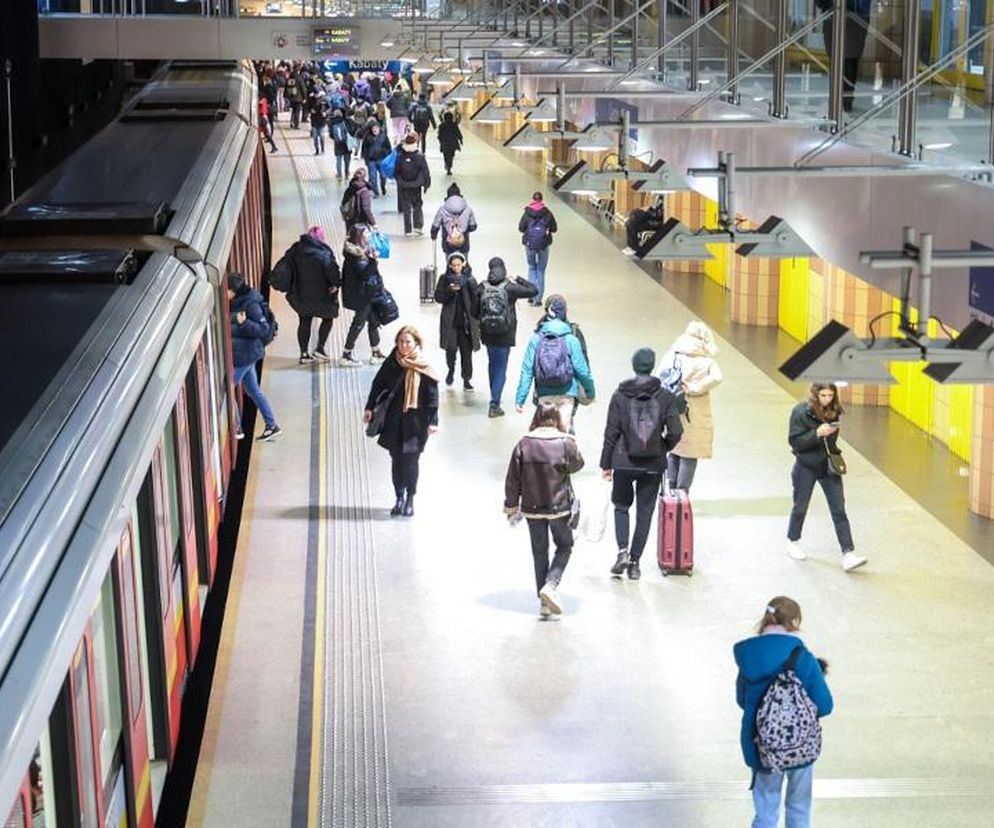 Komunikacyjny boom w Warszawie. Tylu pasażerów jeszcze niby nie było. To był rekordowy rok