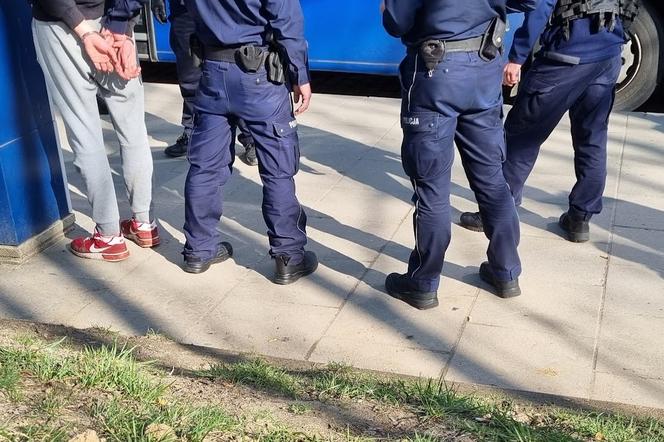 Kraków. Młodzi mężczyźni urządzili libację w autobusie. Pasażerowie przeżyli koszmar