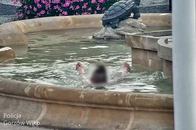 Kąpiel w miejskiej fontannie przerwana przez policję. Wszystko zarejestrował monitoring
