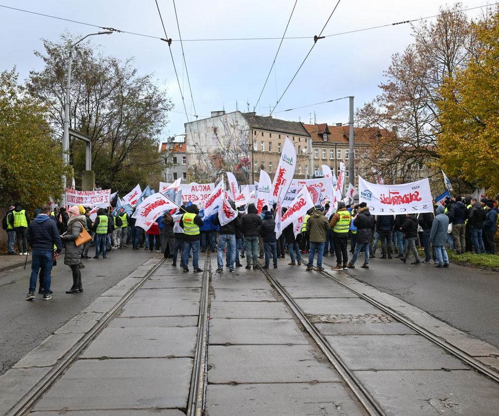 Związkowcy wyszli na ulice. Protest przeciwko zwolnieniom w Policach