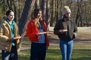 Barwy szczęścia, odc. 3223. koleżanki Emilki - Alina (Iga Czechowicz), Gośka (Natalia Skrzypek), Iga (Laura Zawadka)