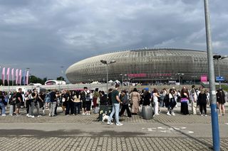 Billie Eilish głosem komunikacji miejskiej w Krakowie. Specjalna akcja z okazji koncertów