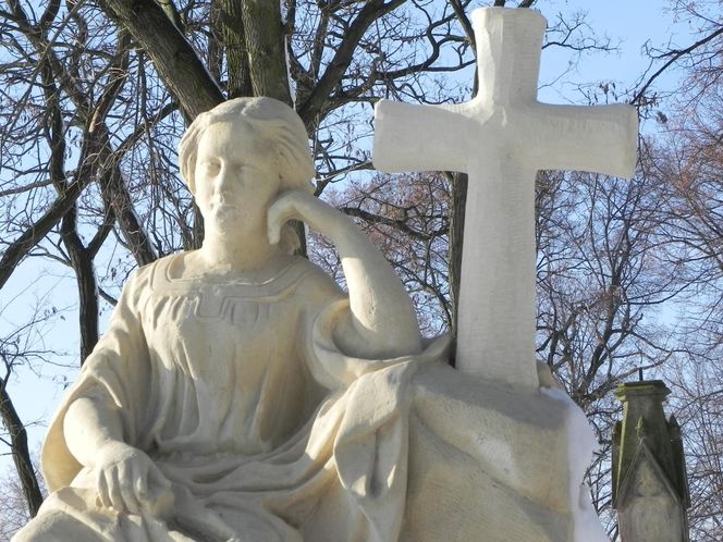 To najbiedniejsza wieś w województwie świętokrzyskim. Słynie z corocznego Święta Chleba