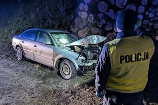 Rozbity volkswagen porzucony na drodze. Policja szuka uciekiniera!