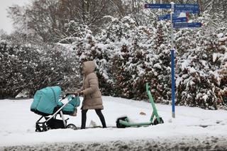 Warszawa nie radzi sobie z atakiem zimy. Chodniki toną w śniegu
