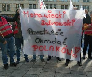 Górnicy protestowali w Warszawie pod siedzibą PGE. Wystawiono świńskie łby