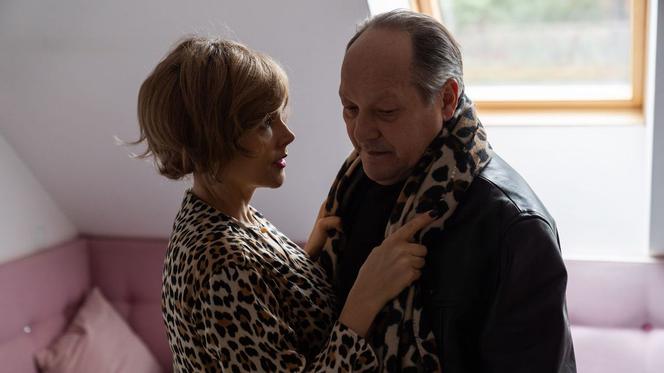 Na dobre i na złe odc. 812. Janusz (Tomasz Dedek), Lucyna (Anna Samusionek)