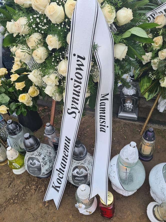 Dramat w Wadowicach Górnych. Grób  młodego chłopaka tonie w kwiatach [ZDJĘCIA]