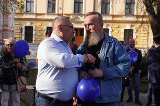 Henryk Łabędź spotkał się z mieszkańcami Tarnowa na skwerze Alicji i Jana Preiss