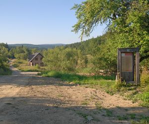 Opustoszałe miejsce w Małopolsce. Po wojnie wysiedlono stamtąd wszystkich mieszkańców 