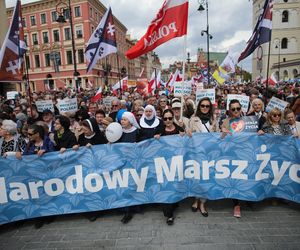 Tysiące ludzi wyszło na ulice Warszawy. Manifestujący wykrzykiwali hasła. Sprzeciwiają się atakom wymierzonym w małżeństwa