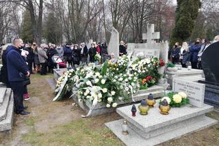 Na pogrzeb 20-letniej Marty z Pabianic przyszła rodzina i przyjaciele. Wzruszające słowa księdza [ZAPIS RELACJI NA ŻYWO]