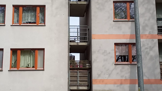 Balkony z widokiem na ścianę