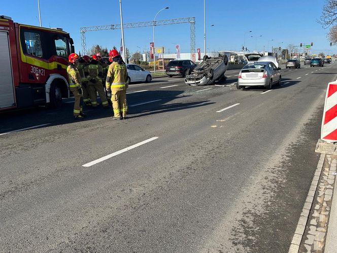 Dachowanie na Bemowie po zderzeniu trzech aut