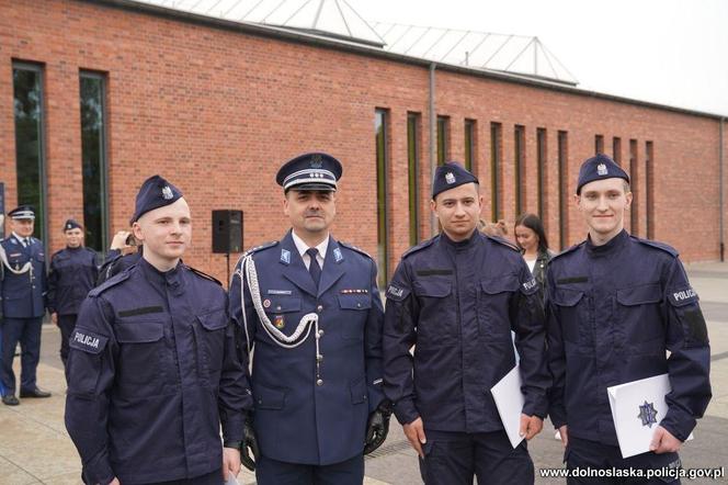 Dolnośląska policja przyjęła aż 37 nowych funkcjonariuszy. Zobacz zdjęcia i nagranie ze ślubowania