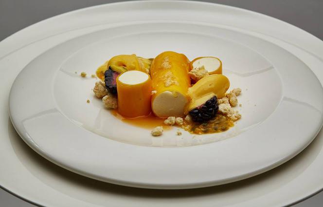 Mus z białej czekolady i kokosa z galaretką i sorbetem z marakui oraz kruszonką mleczną