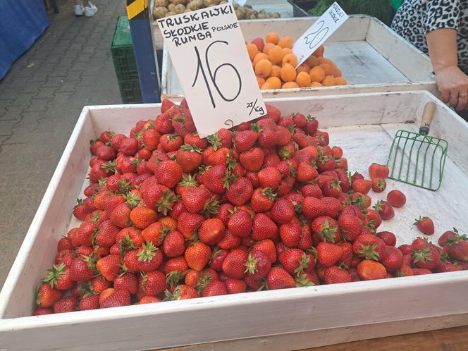 Ceny truskawek na Starym Kleparzu w Krakowie