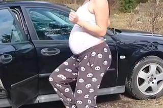 Dziewczyna w zaawansowanej ciąży twerkuje