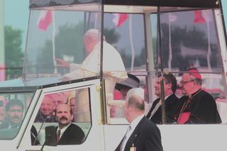 Pamiętacie, jak Kwaśniewski jechał z papieżem papamobile? Po latach wyszło na jaw, kto zaprosił polityka do auta. To nie był Jan Paweł II