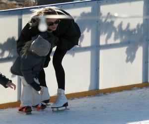  Kasia Tusk z rodzina na łyżwach