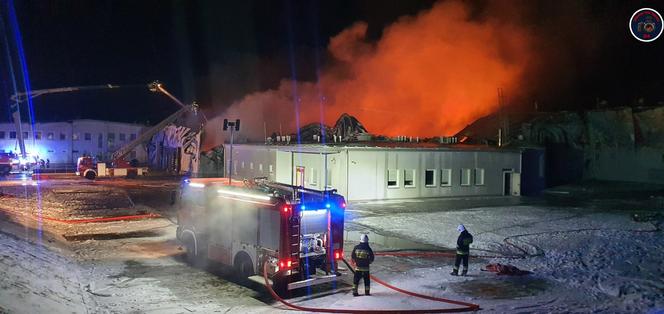 Gigantyczny pożar hali w Białej Rawskiej