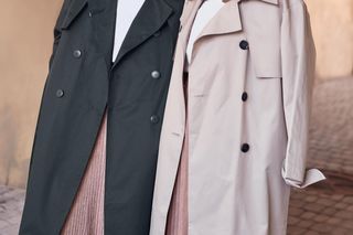 Ciepło - zimno. Jak stworzyć modne, wiosenne stylizacje, które sprawdzą się przy zmiennej pogodzie? 