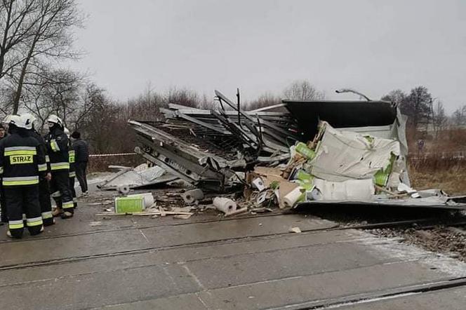 Groźne zderzenie pociągu z samochodem ciężarowym. Ruch na linii Siedlce-Białystok wstrzymany [ZDJĘCIA]
