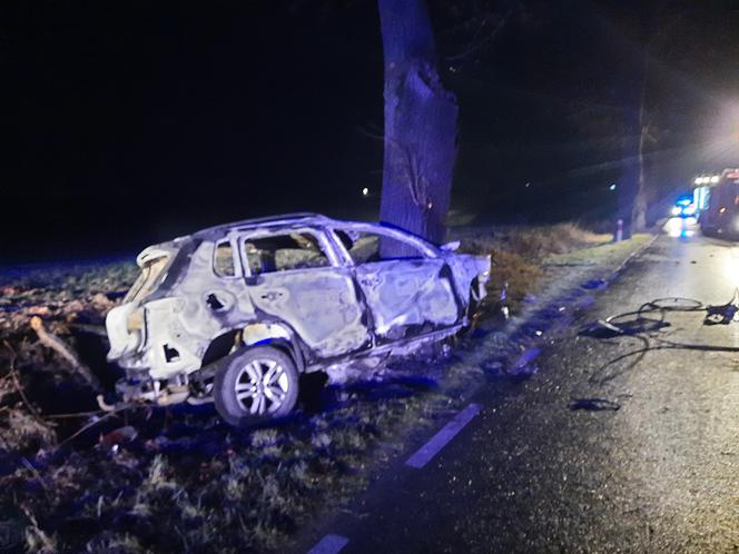 Pomorskie: Kierowca uwięziony w płonącym w aucie. 35-latek zginął na miejscu
