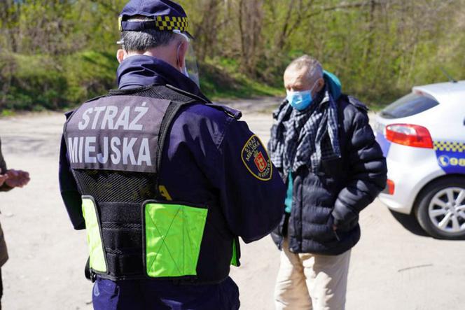 Strażnicy miejscy rozdali maseczki bezdomnym