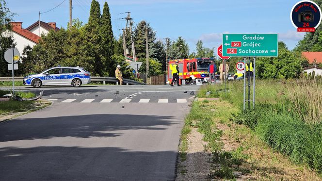Peugeot i nissan roztrzaskane na drodze. Dramatyczny wypadek pod Sochaczewem 