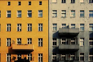 Tego nie możesz robić mieszkając w bloku! Zakazy na klatce schodowej i balkonie