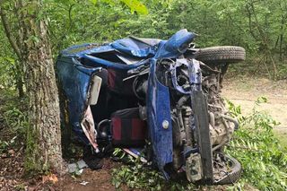 18-latek rozbił auto na drzewie. Trzech młodych mężczyzn w szpitalu