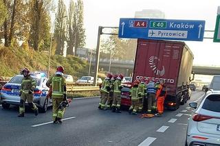 Wypadek na A4 w Katowicach. Kierowca wbił się pod TIRa. Cudem przeżył