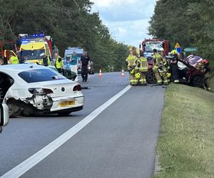 Poważny wypadek pod Legionowem. Zderzenie czterech aut w Nieporęcie. Pięć osób poszkodowanych, jedna zginęła na miejscu