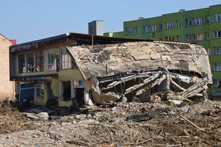 Tu był komisariat policji - mówią mieszkańcy i pokazują wielką dziurę w ziemi