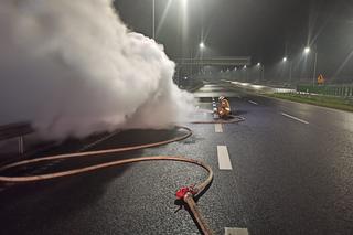 Samochód nagle stanął w płomieniach na trasie S5! O krok od tragedii [ZDJĘCIA]