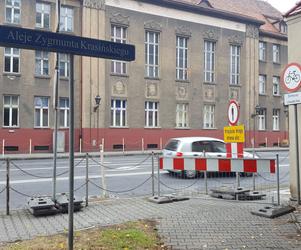 Zamontują błotochrony przy murze lapidarium w Lesznie