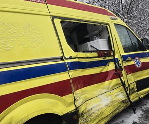 Zderzenie karetki pogotowia z samochodem dostawczym pod Warszawą. Ambulans zjechał na przeciwległy pas