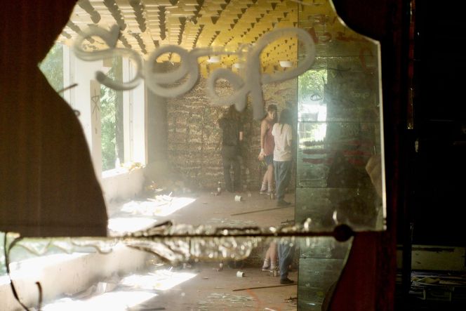 Czyszczenie mozaiki w Kiekrzu z bazgrołów