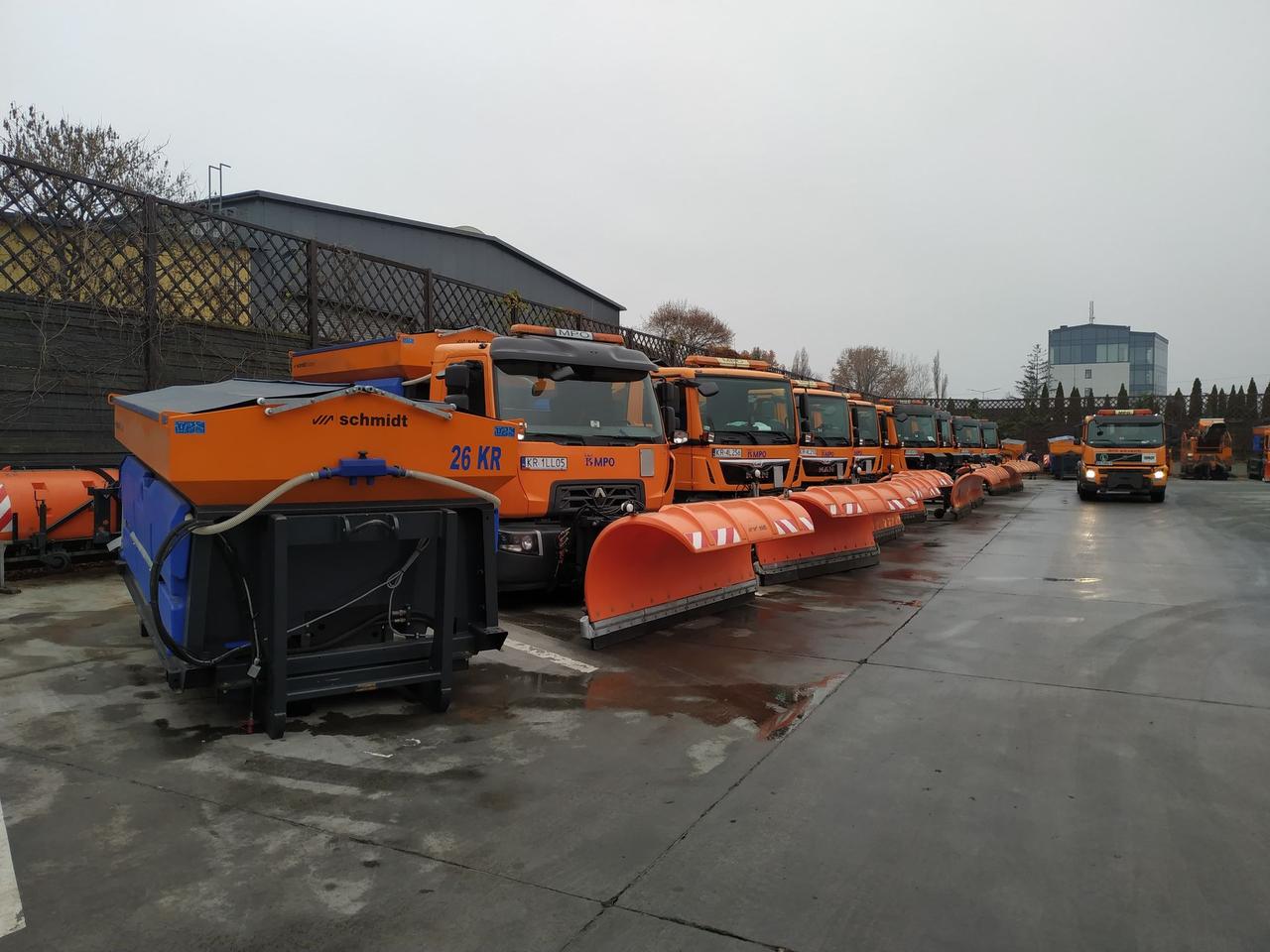 W Krakowie rozpoczyna się akcja Zima. Gdzie zgłosić interwencję i kto ma obowiązek odśnieżania?