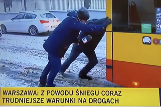 Reporter TVN24 pchał autobus. To nagranie z Warszawy jest hitem internetu. Śnieżyca dała się we znaki [WIDEO]