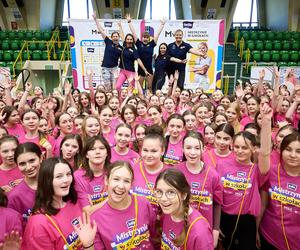 Blisko pół tysiąca uczennic na spotkaniu w Inowrocławiu. Ruszył kolejny sezon wyjątkowej akcji Otylii Jędrzejczak „Mistrzynie w Szkołach”