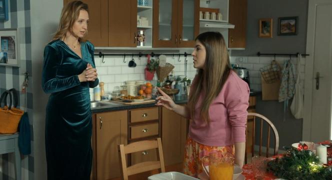 Barwy szczęścia odc. 3019. Agata (Natalia Zambrzycka), Asia Sokalska (Anna Gzyra)