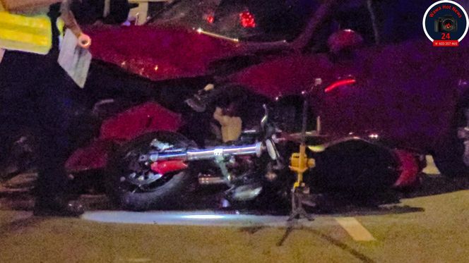 Czołowe zderzenie motocyklisty i osobówki. Ranny mężczyzna w szpitalu