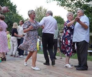 „Tańcowali” na parkiecie w Muzeum Wsi Lubelskiej aż miło było patrzeć! FOTORELACJA z sobotniej potańcówki